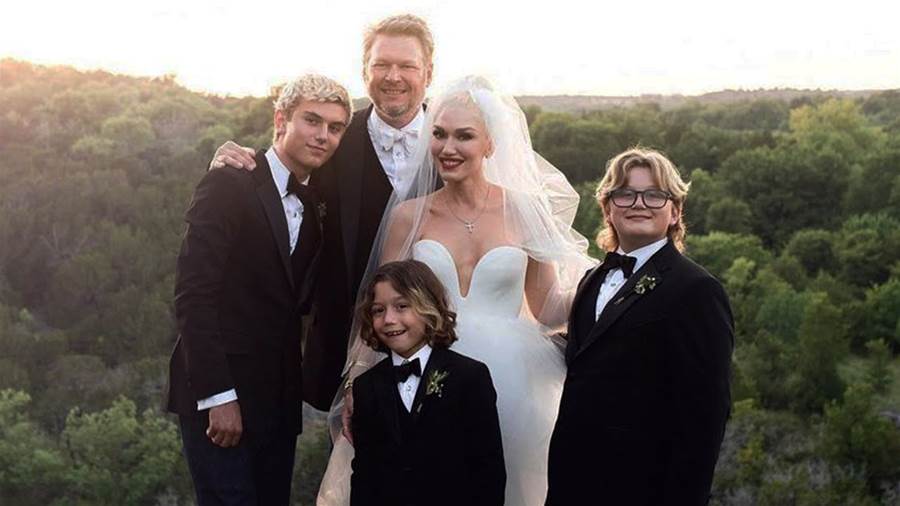 Gwen Stefani Unveils Newest Wedding Snapshot, Featuring Blake Shelton ...