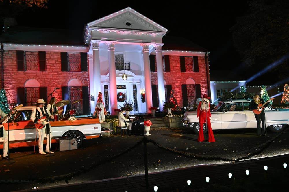 Lainey Wilson Shakes Up Graceland with Cool Christmas Show, Remembering ...