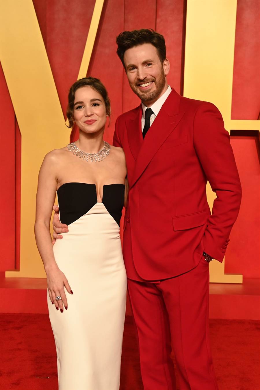 Chris Evans and Alba Baptista Shine at Vanity Fair Oscar Party ...